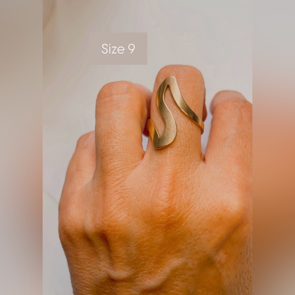 NWT WOMEN'S RING STAINLESS STEEL GOLD SIZE 9 - Picture 1 of 17